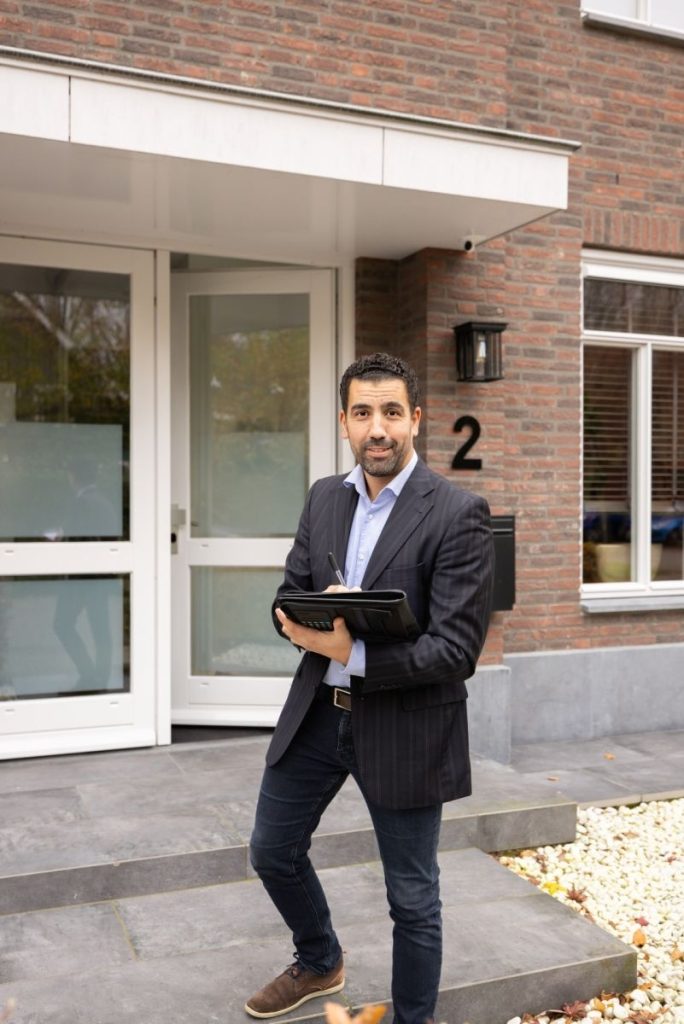 Man voor moderne voordeur met schrijfblok.
