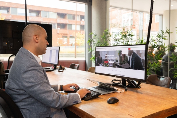 Man werkt op kantoorcomputer.