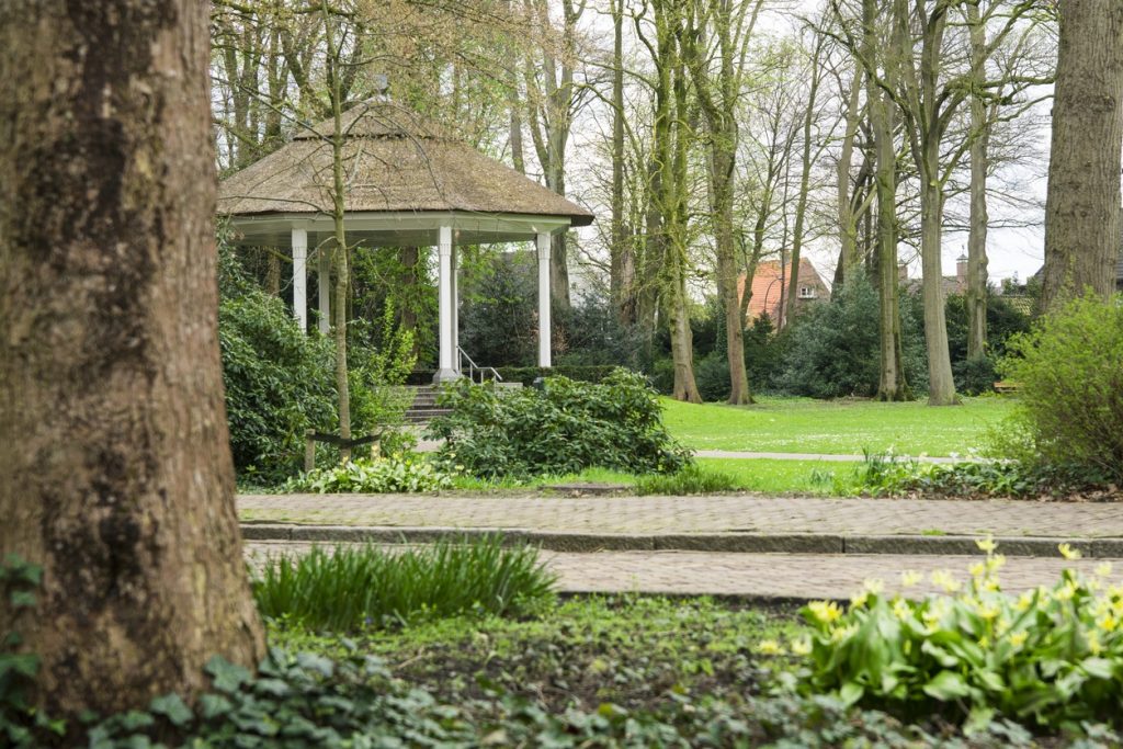 Rustige park met paviljoen en groene omgeving.