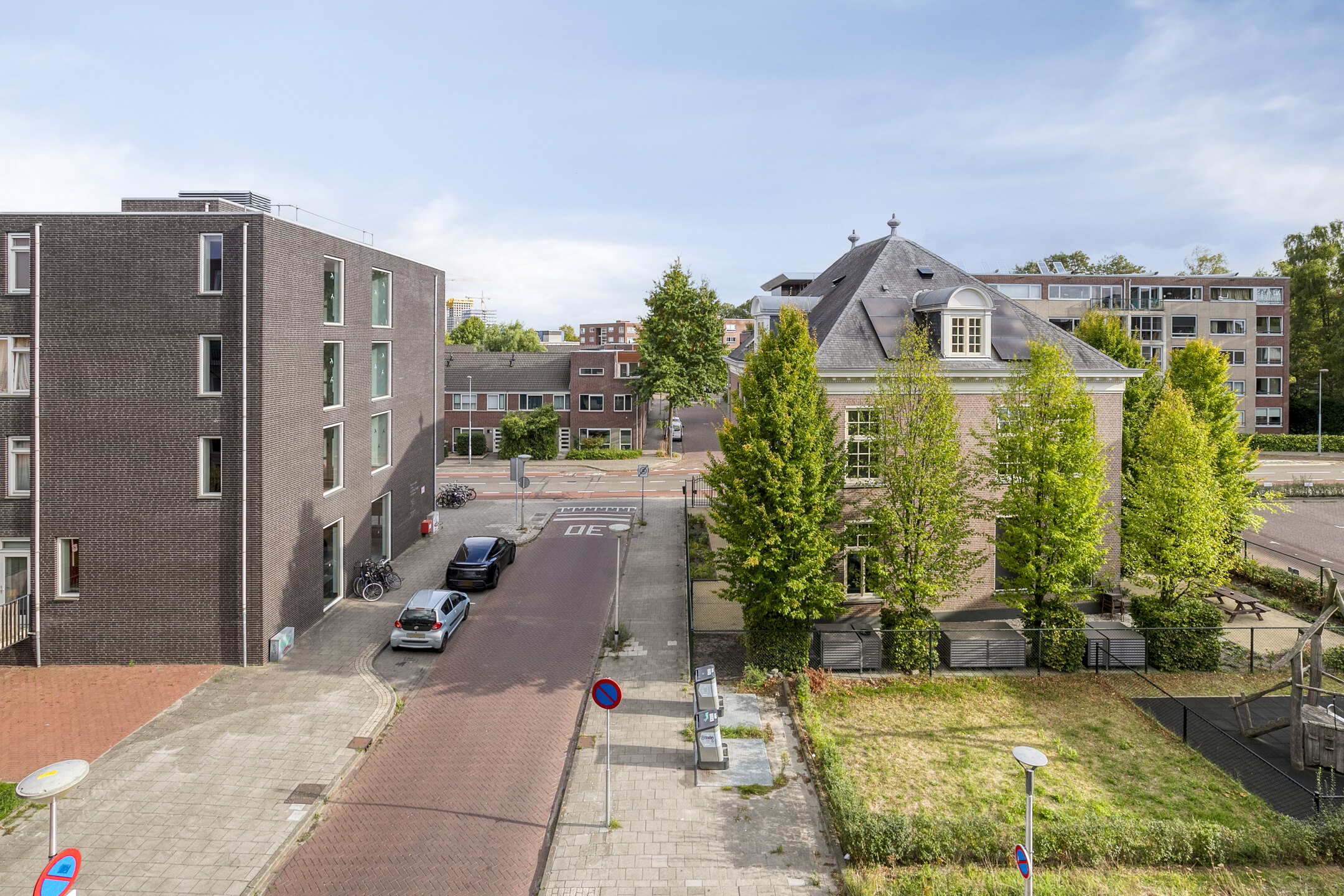 Straat met moderne en klassieke gebouwen.